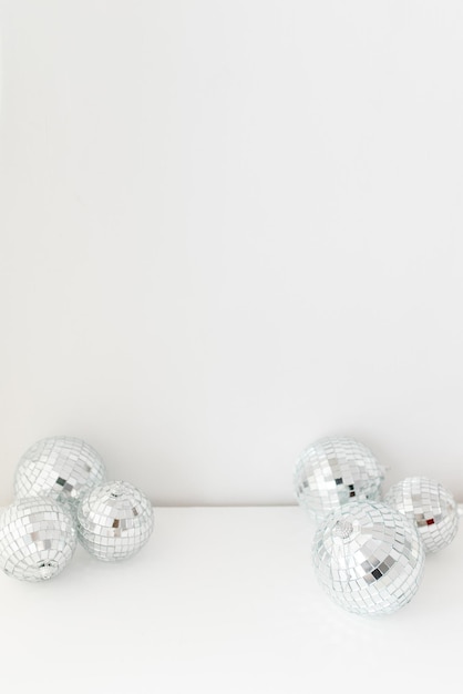 写真 白い背景の上のディスコミラーガラスボール。白い背景の上のトレンディなミニマルな装飾。