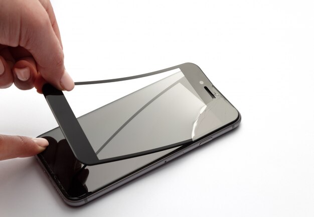 Disconnecting the protective glass from the phone.