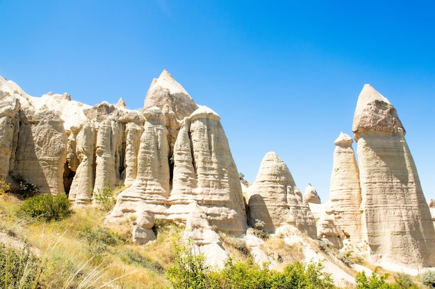 Photo discover the breathtaking charm of cappadocia039s greme where magnificent mountains and the alluring