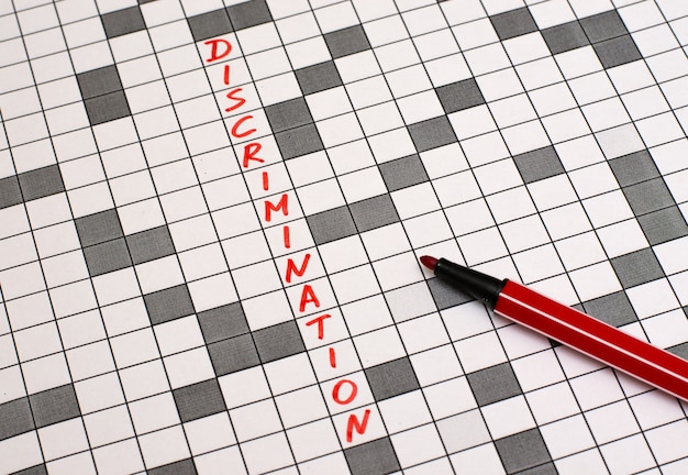 Photo discrimination. text in crossword. red letters