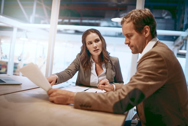Discussievergadering en zakenmensen met papierwerk op kantoor voor bedrijfsbeleid contract en b2b deal Partnerschap corporate en man en vrouw met documenten voor overeenkomst consulting of rapport