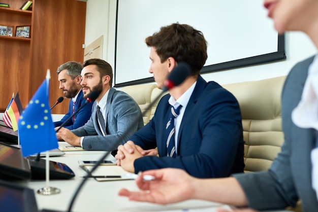 Foto discutere questioni di attualità con i delegati