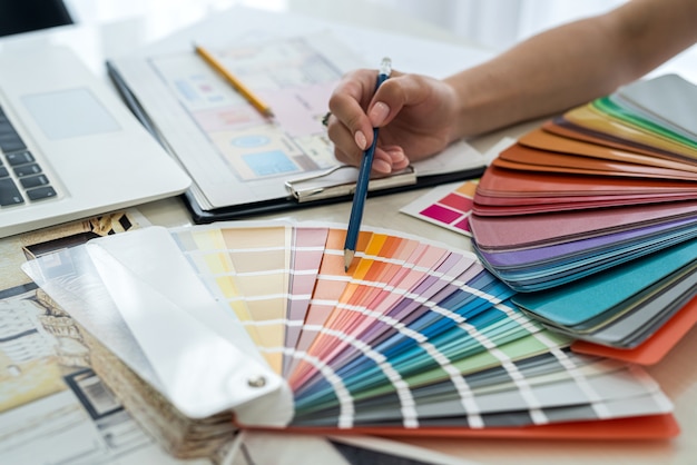 新しいプロジェクトの色についての議論。手でデザイナーの職場