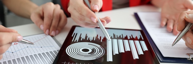 Discussion of financial and commercial indicators on tablet small and medium business