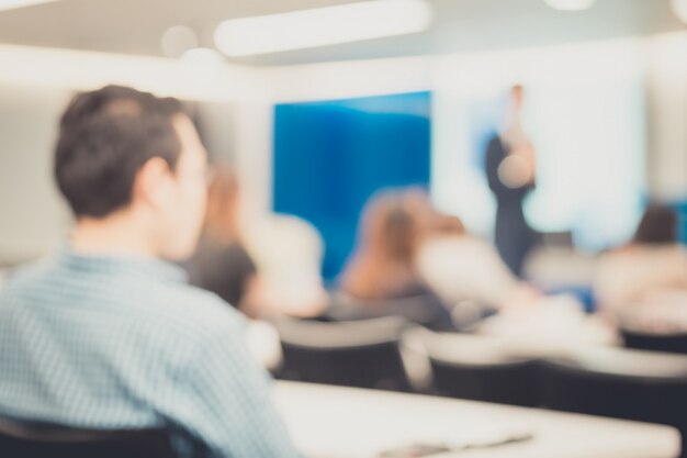 Foto disfocus del relatore che parla durante una conferenza di lavoro aziendale.