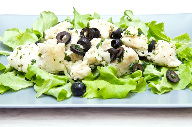 Piatto di insalata di baccalà con olive nere