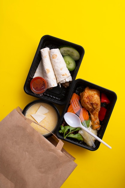 Photo dish delivery concept take away of fitness meal