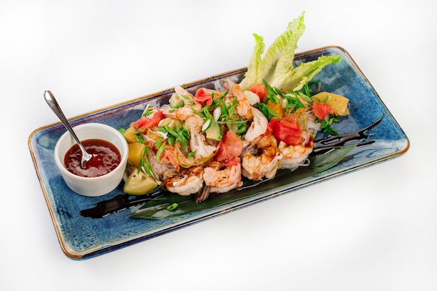 Photo dish of glass noodles with srimps and vegetables on grey background wok menu