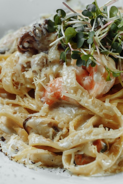 Блюдо linguine allo scoglio, типичная итальянская паста с морепродуктами, средиземноморская кухня.