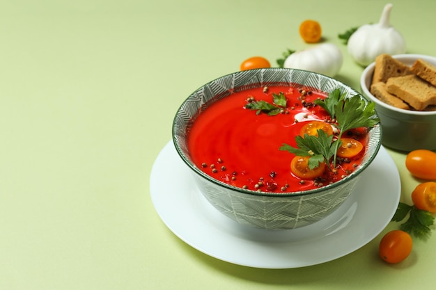 Piatto a base di pomodori gustosa zuppa di pomodoro