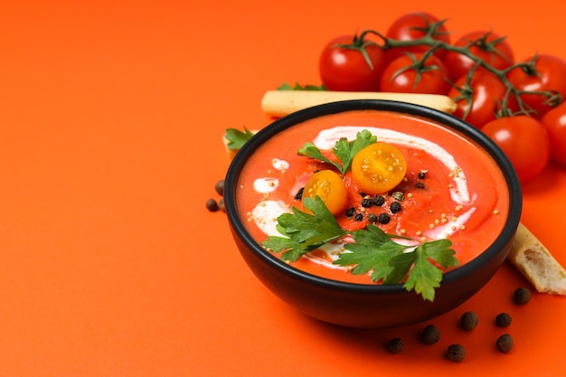 Foto piatto a base di pomodori gustosa zuppa di pomodoro