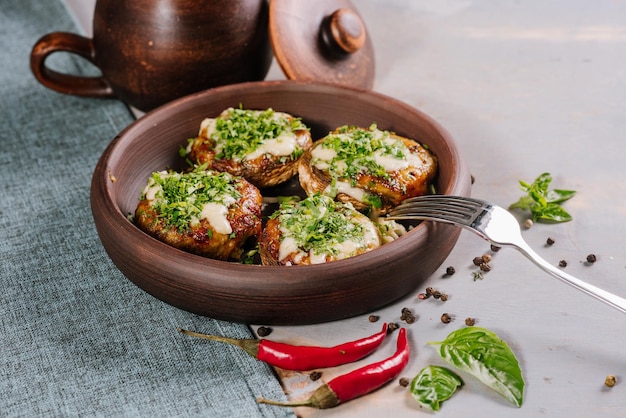 Piatto di cotoletta di carne con erbe sullo sfondo di legno