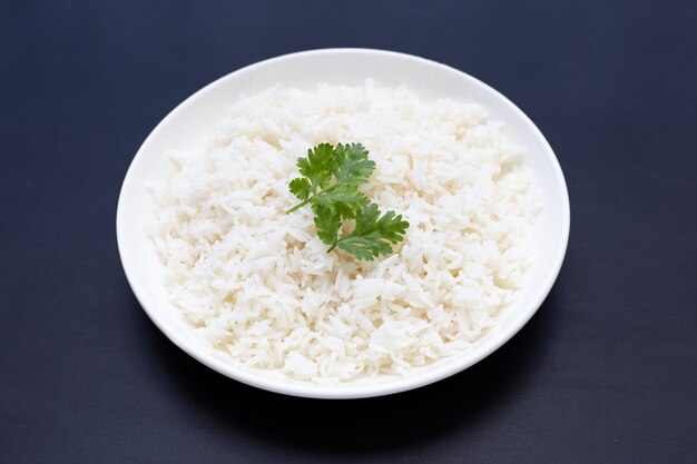 Блюдо из риса на темном фоне.