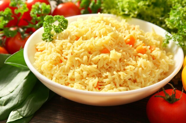 Прием вегетарианского риса с зеленью вблизи