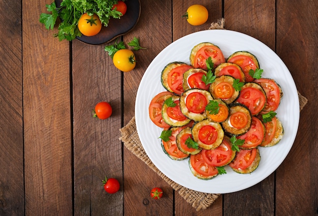 Фото Блюдо с закуской жареного цуккини с помидорами