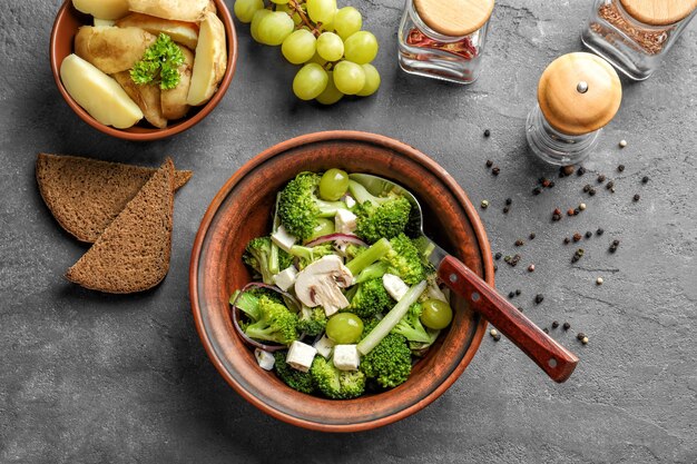 Фото Блюдо с салатом из брокколи на столе