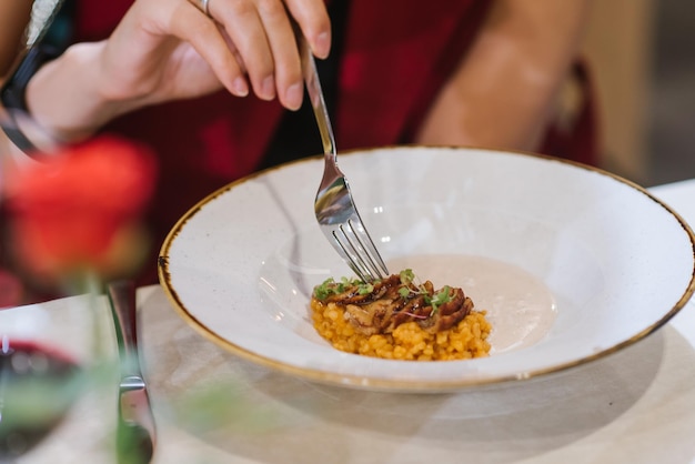 Photo a dish with fish, bulgur and sauce