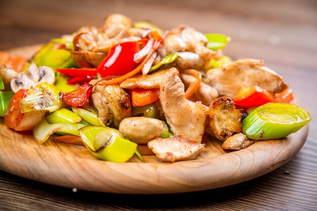 Piatto con carne di coniglio con verdure