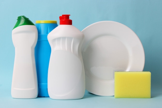 Крупный план жидкости для мытья посуды на цветном фоне. Фото высокого качества
