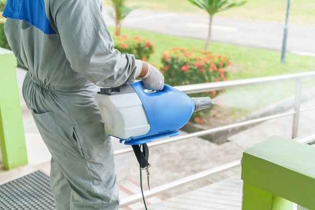 Spray disinfettanti e germi che aderiscono agli oggetti in superficie.