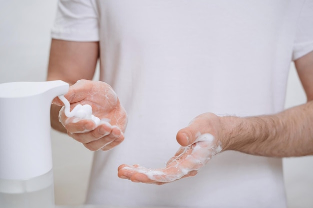 Disinfezione con disinfettante per le mani e sapone