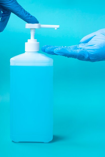 消毒剤と手袋を手に。