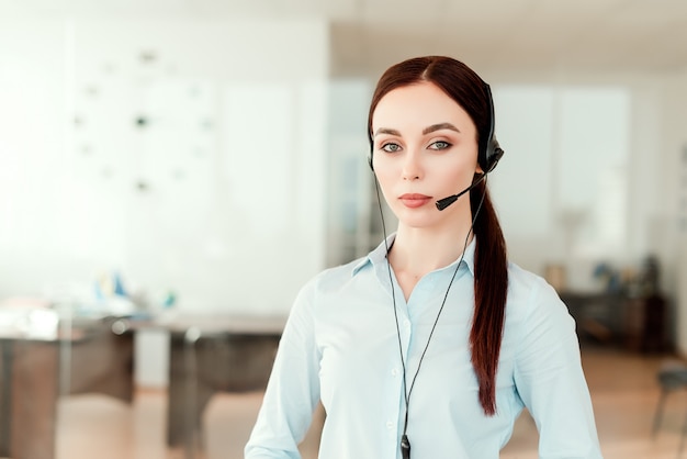 Dispatcher in ufficio rispondendo alle chiamate di lavoro tramite cuffie