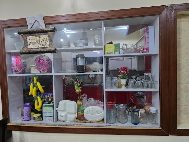 फोटो a display case with a bunch of items in it