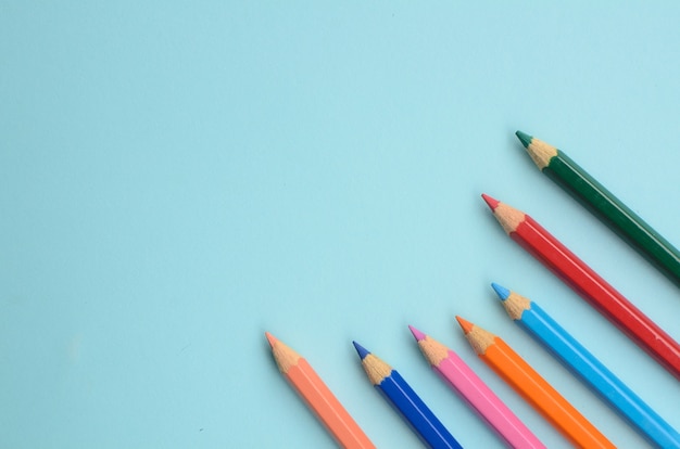 色鉛筆で空のスペースの表示青い背景に色鉛筆の概念