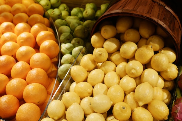 Display met gele citroen en sinaasappelfruit te koop
