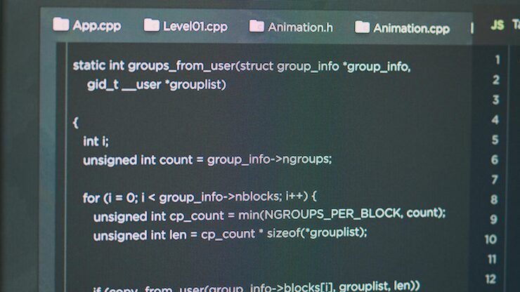 Photo it 에이전시 사무실의 html 터미널 창에 소프트웨어 개발자가 데이터베이스 기능 스크립트를 입력하는 것을 표시합니다. 프로그래머가 소스 코드를 작성하고 앱을 개발하는 것을 보여주는 컴퓨터. 확대.