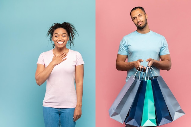 Фото Недовольный черный парень, стоящий с сумками для покупок, делает покупки, а его обрадованная дама стоит на розовом и синем фоне