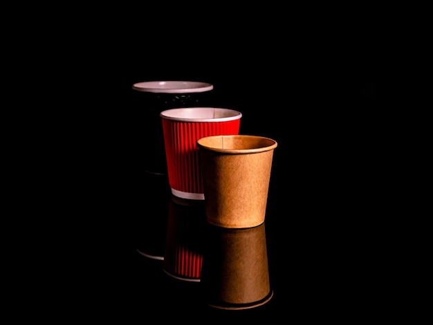 Photo disposable cardboard coffee cups on a black background