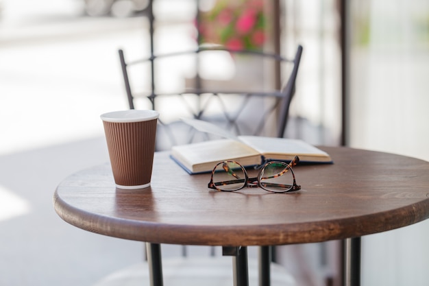 写真 テーブルの上の使い捨てのコーヒーカップ