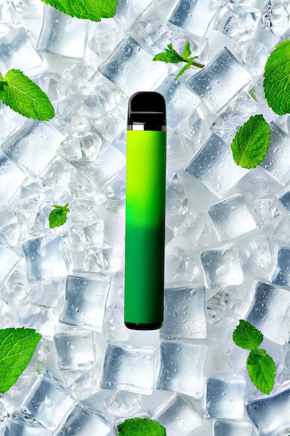 Foto sigaretta elettronica usa e getta su sfondo di cubetti di ghiaccio