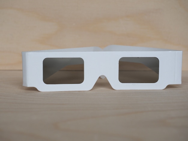 Disposable polarised glasses