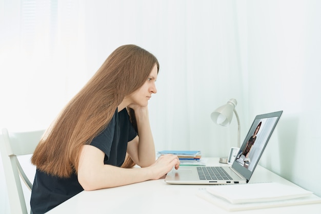 Formazione a distanza per gli studenti. donna che per mezzo del computer portatile