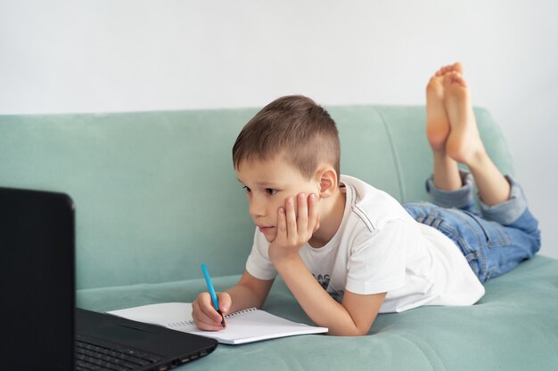 Apprendimento a distanza a casa con gli studenti. gli studenti studiano a casa.