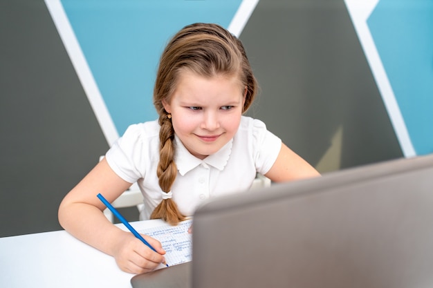 Photo distance learning online education schoolgirl studying at home