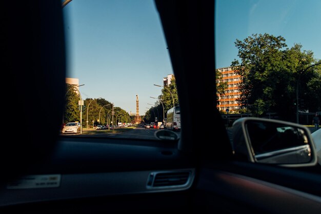 Фото Дистанционный вид колонны победы через окно машины
