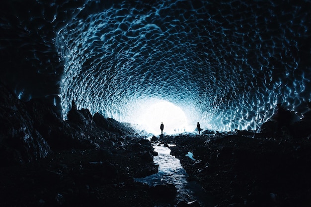 氷の洞窟にいる人々の遠くの景色