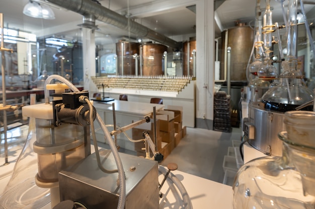 Foto distilleerder voor de productie van parfum in een parfumfabriek