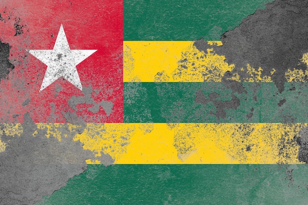 콘크리트 벽면에 있는 토고의 소박한 국기