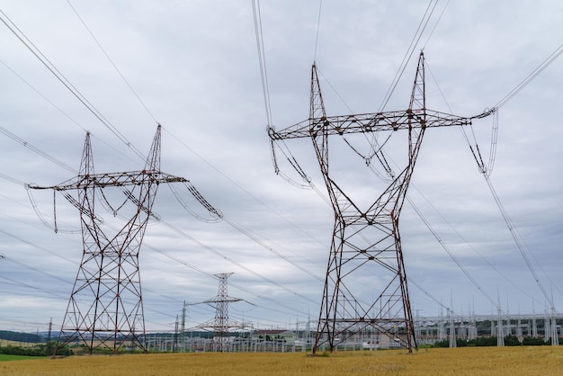 Distributie elektrisch onderstation met hoogspanningslijnen en transformatoren