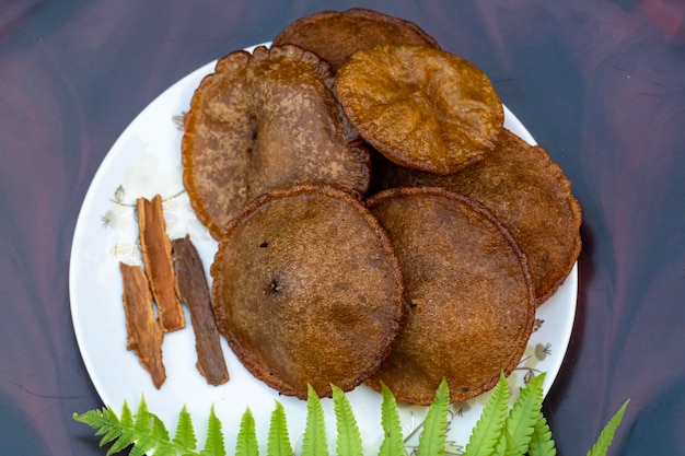 Dit eten is gemaakt van rijstpoeder, suiker en olie. Dit item heet tele vaga pitha in Bangladesh. Het is zo lekker