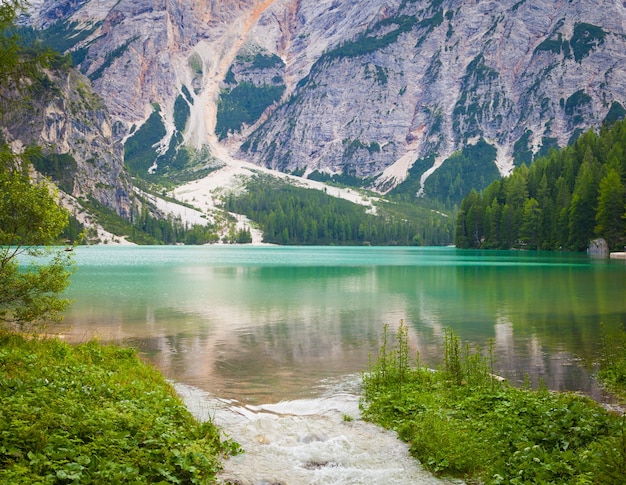 Dit geweldige meer ligt in het hart van de Dolomiti-bergen, UNESCO Werelderfgoed - Italië