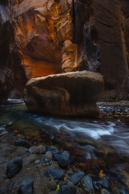 Foto dit is de foto van de narrows in zion national park tijdens het herfstseizoen in utah, vs.