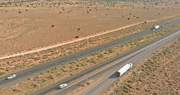 Dit is een panorama van de snelweg in Amerika, gelegen in een woestijnomgeving in de buurt van San Jon United Sta