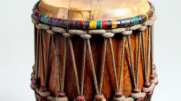 Dit is een prachtige handgemaakte trommel gemaakt van hout en leer. De trommel heeft een uniek ontwerp.