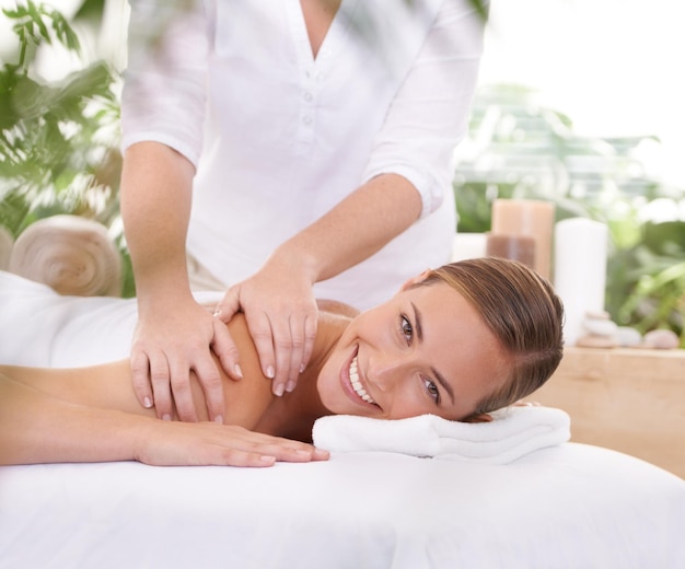 Dit is perfecte ontspanning Een jonge vrouw op een massagetafel in een spa